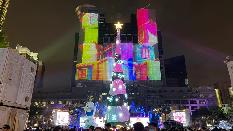 耶誕城絢麗的燈光秀，讓民眾看得目不暇給。陸運陞攝