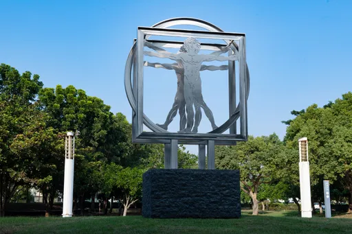 奇美博物館新地標「維特魯威人」　遊客駐足解達文西密碼