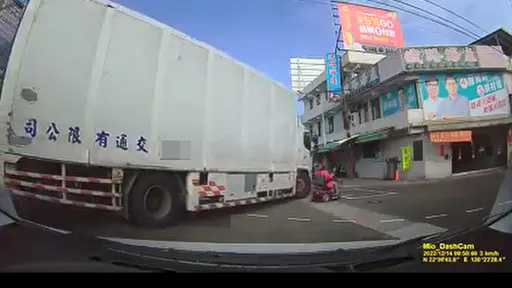 與天堂的30cm距離！大車右轉遇到直行電動車　煞停！阿伯淡定繞圈駛離