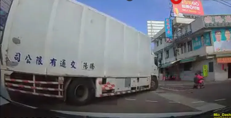 在一陣驚嚇後，阿伯開著電動代步車再緩緩繞一大圈駛離。翻攝臉書社團高雄大小事