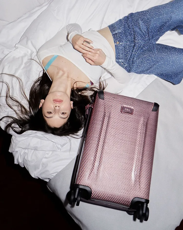 Gracie Abrams以自我風格演繹全新TUMI Tegra-Lite國際旅行可擴展四輪登機箱。品牌提供