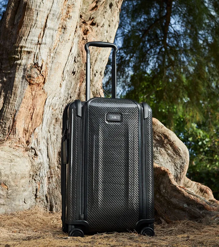 全新Tegra-Lite旅行箱於台北101購物中心TUMI Built for the Journey期間限定店首賣。國際旅行可擴展四輪登機箱墨黑色款，3萬4800元。品牌提供