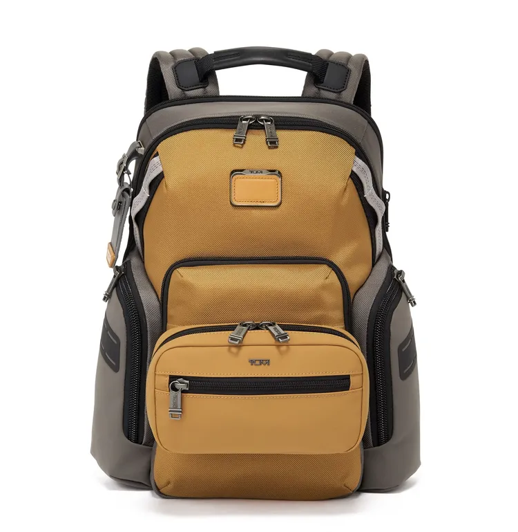 AlphaBravo NAVIGATION後背包金棕色款2萬800元，搭配TUMI+拉鍊收納包3900元。品牌提供