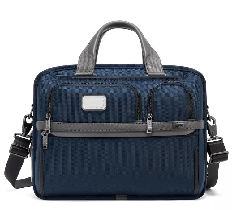 ALPHA 3 可擴充電腦公事包藍灰色款，2萬4800元。品牌提供