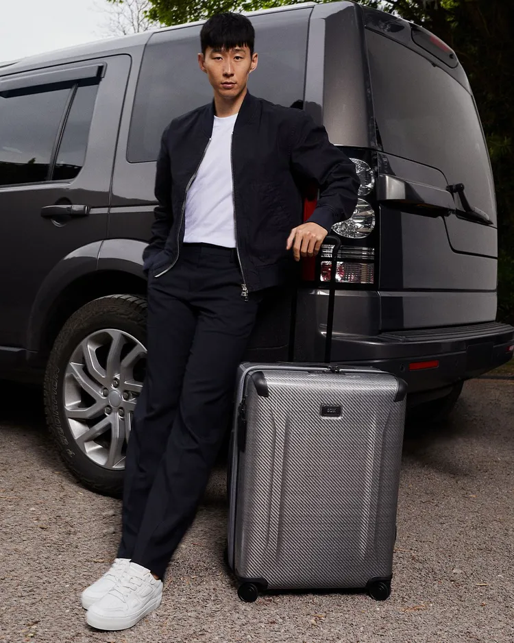 孫興慜搶先擁有全新推出的TUMI Tegra-Lite短途可擴展四輪旅行箱。品牌提供