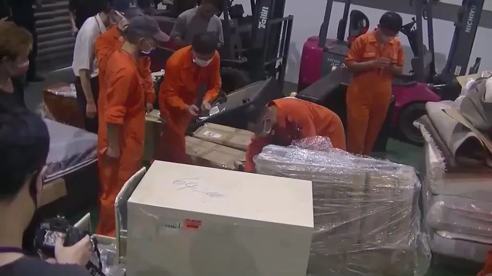 警方开柜检视。芦洲警分局提供