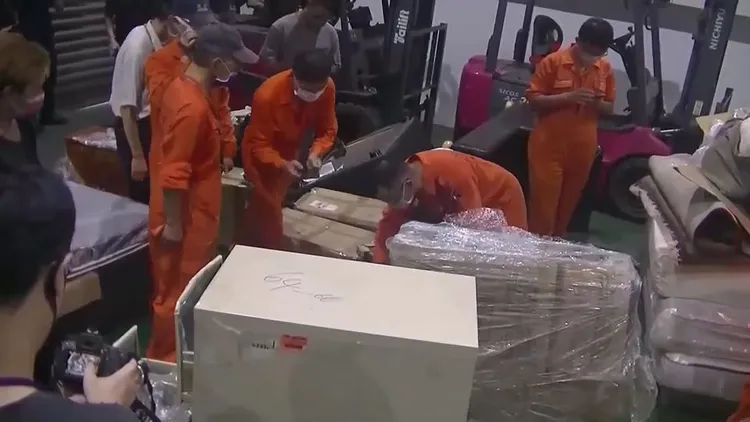 警方開櫃檢視。蘆洲警分局提供