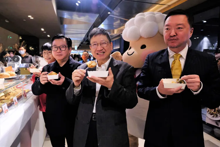 新竹縣長楊文科（中）偕龍享廣場董事長魏博元（右）、龍祥百老匯影城王龍寶董事長（左）一同品嘗獨家品牌「菠匠BOCHIA」菠蘿。新竹縣政府提供