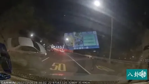 高雄女子駕車自撞路樹 差點翻車!再撞另1汽車