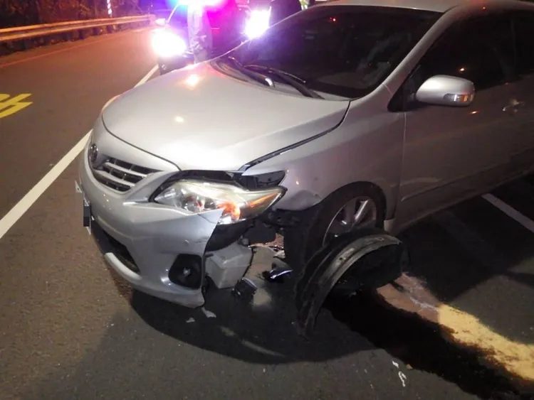 許女的車頭因撞到路樹毀損。讀者提供