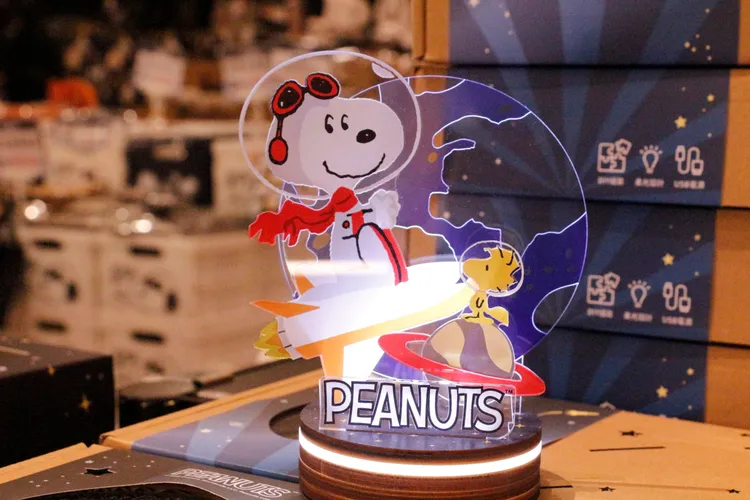 史努比太空系列小夜燈，售價699元。業者提供