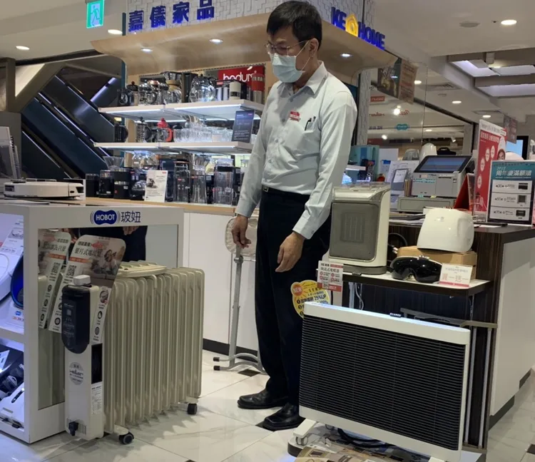 漢神百貨家電區嘉儀「德國HELLER電子葉片式電暖器」原價1萬1千元，12/25前特價8800元。吳慧芬攝