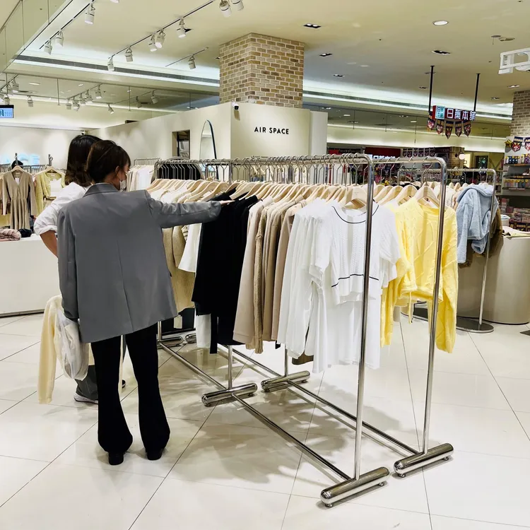 新光三越左營店即日起推冬換季流行服飾5折起。業者提供