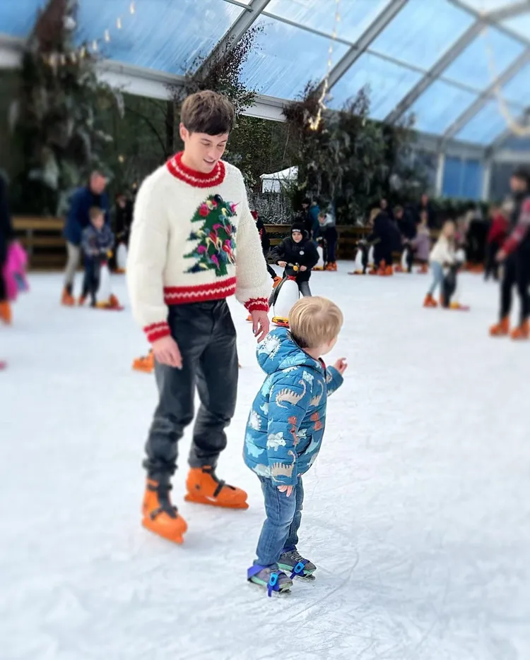 湯姆戴利（左）穿上自家品牌「Made With Love By Tom Daley」的聖誕樹毛衣，拍下和4歲萌兒Robbie在雪地裡玩耍的畫面。翻攝tomdaley IG