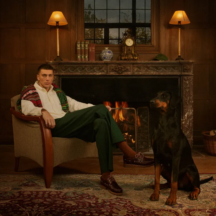 台灣時尚選物店ARTIFACTS近來引進了巴黎設計師品牌Drôle de Monsieur節日限定膠囊系列，是手拙時尚愛好者們的福音。ARTIFACTS提供