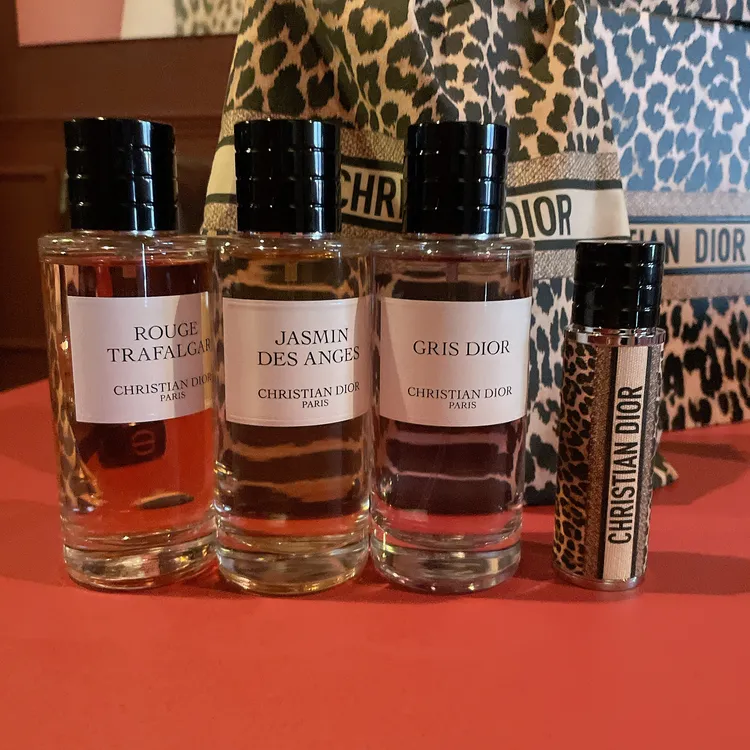 香氛世家系列豹紋限量奢華旅行隨身瓶（右），4000元。張家玲攝