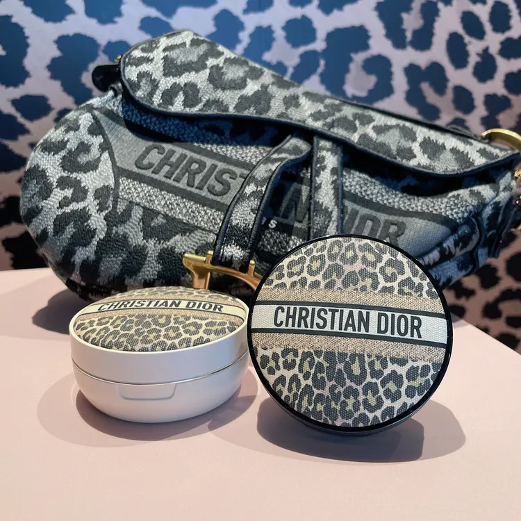 Dior超完美水潤光／柔霧光氣墊粉餅（右）2800元、超完美持久氣墊蜜粉（左）2500元。張家玲攝