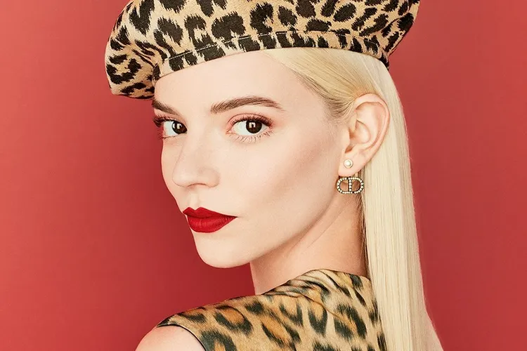 好萊塢精靈系女星安雅泰勒喬伊為精品美妝Dior豹紋限量系列，變身「豹女郎」。品牌提供