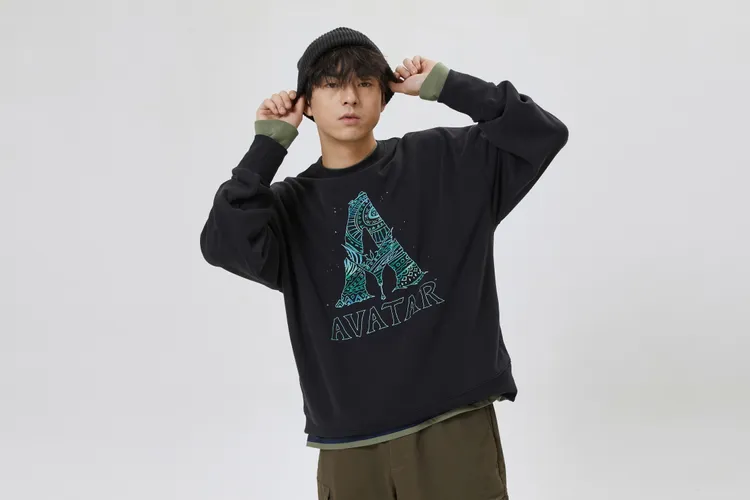 GAP秋冬長袖T恤運用《阿凡達：水之道》標誌，表現雙方的跨界合作。品牌提供