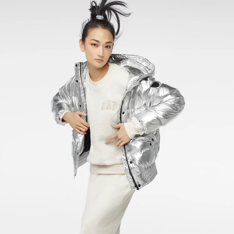 40歲的富永愛駐顏有術，駕馭起GAP服飾名模氣勢猶存。翻攝gap_jp IG