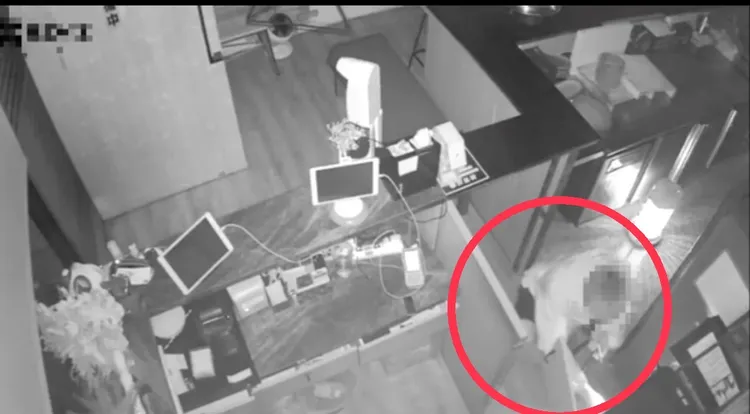 曾姓男子在餐廳內行竊。讀者提供