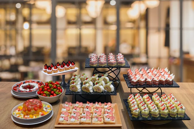 台中震大金鬱金香酒店，至明年1/20推出「戀戀草莓季，草莓無限放題自助午餐」，平日午餐時段優惠價每人只需$590+10%元。