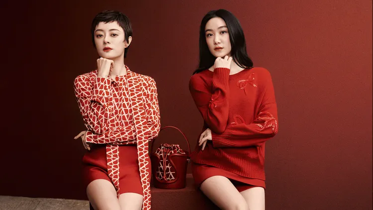 孫儷（左）代言VALENTINO，帶妹妹孫艷一起演繹ROSSO紅新春系列。翻攝VALENTINO網站