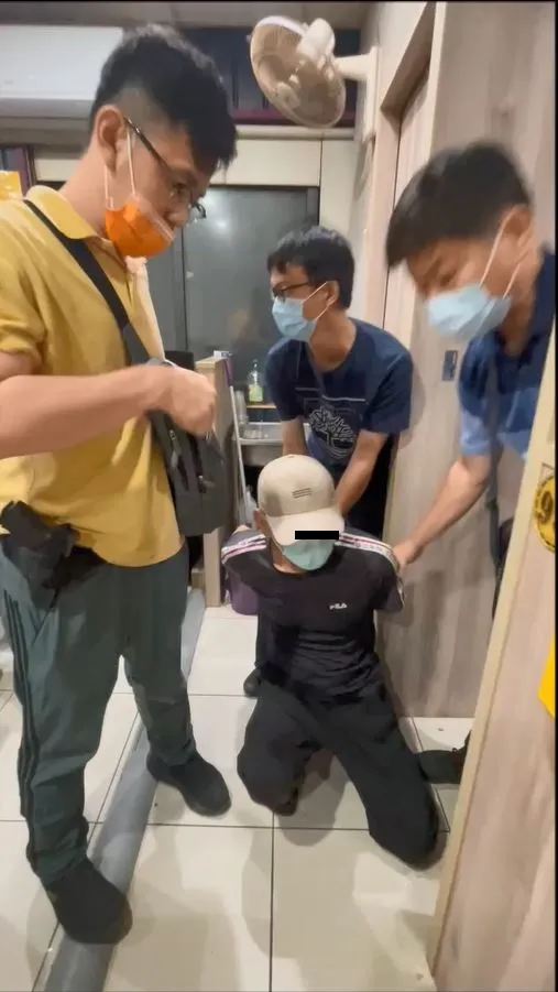 警在網咖逮捕陳嫌。民眾提供