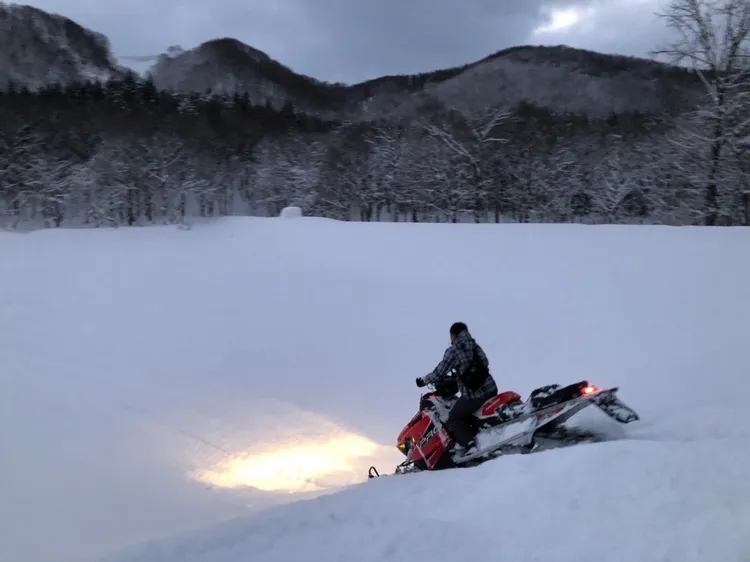 鳥海高原雪上摩托車。秋田觀光單位提供