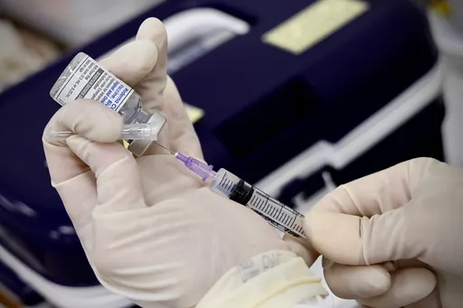 一表看懂｜BNT和莫德納次世代效力比拚　郭台銘16字怒轟政府有原因