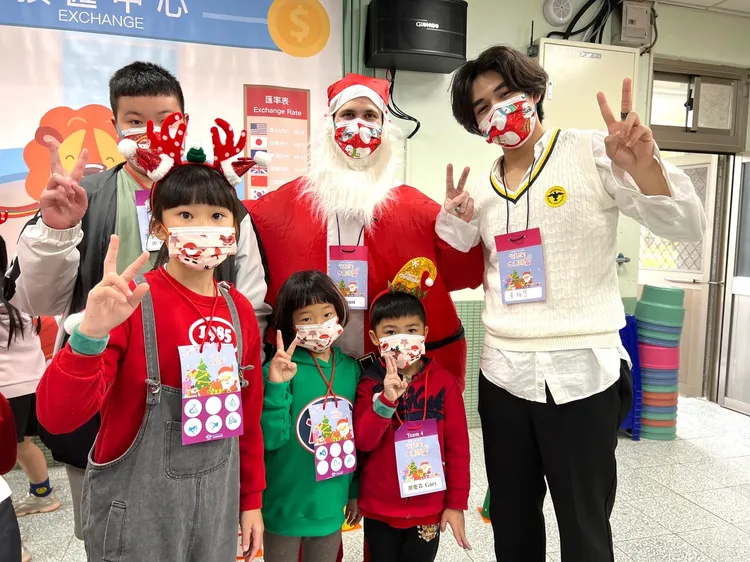 為實現偏鄉學童的聖誕心願、深根美語教育，弋果國際教育集團舉辦「弋起向世界說愛」公益活動。弋果提供