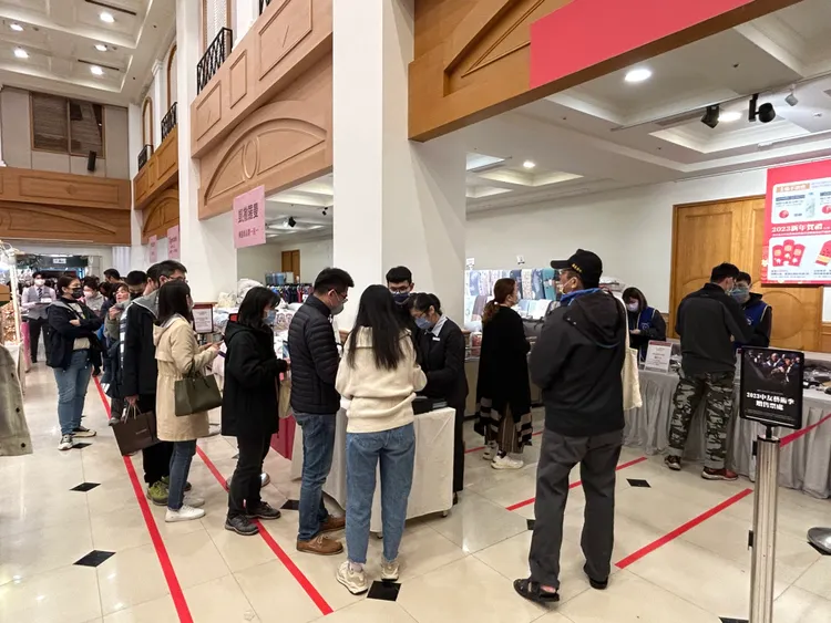 搶買春節福袋，中友百貨率先開打，首日100份開店不到30分鐘就被搶買一空。中友百貨提供