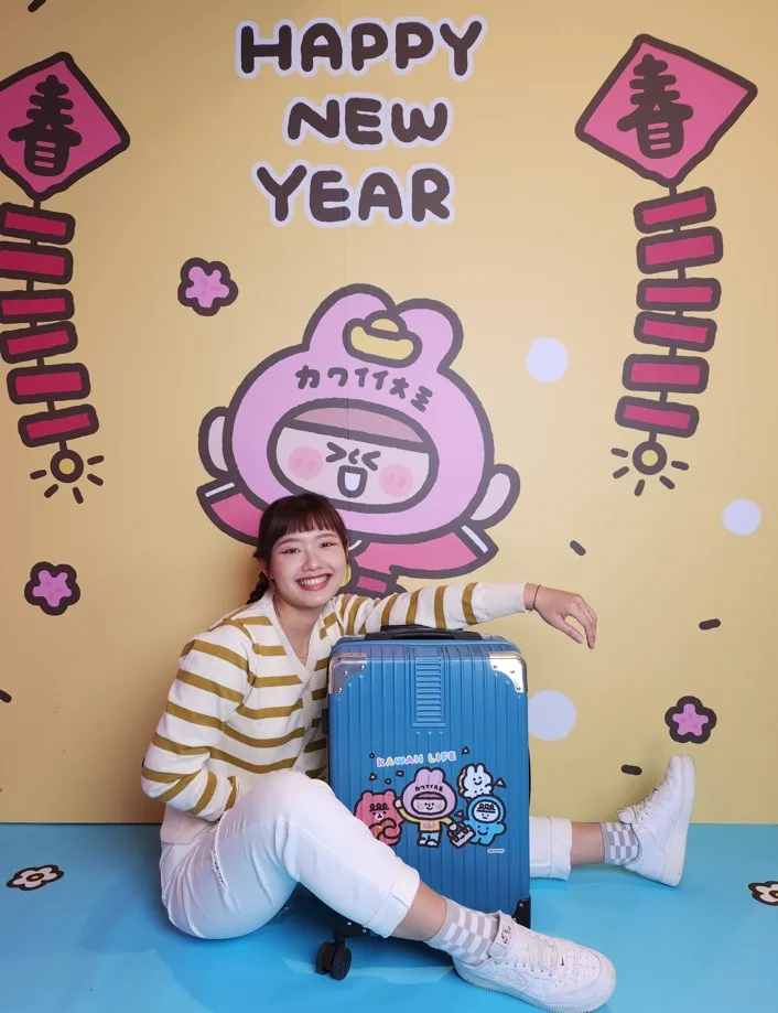 看好國境解封後第一個春節，民眾想飛往國外旅遊的心理，廣三SOGO百貨聯名可愛大王推出行李箱福袋。廣三SOGO百貨提供