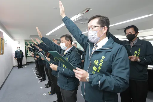 黃偉哲帶頭發誓!絕對透明清廉 南市府政務官就職給這張
