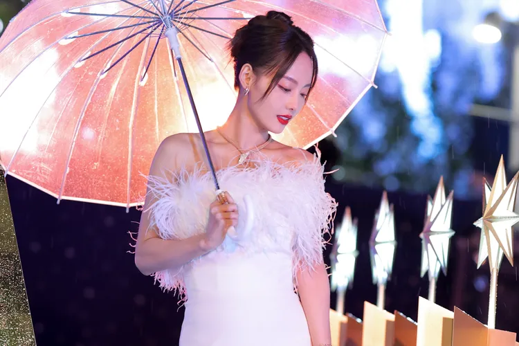 張嘉倪的狀態似乎不受腥夫的事件影響，讓粉絲直呼「絕美」。翻攝張嘉倪微博