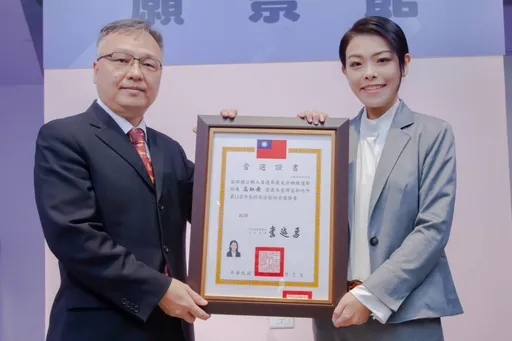 周玉蒄嗆上任就被抓走!高虹安領當選證書 反酸「她的話聽聽就好」