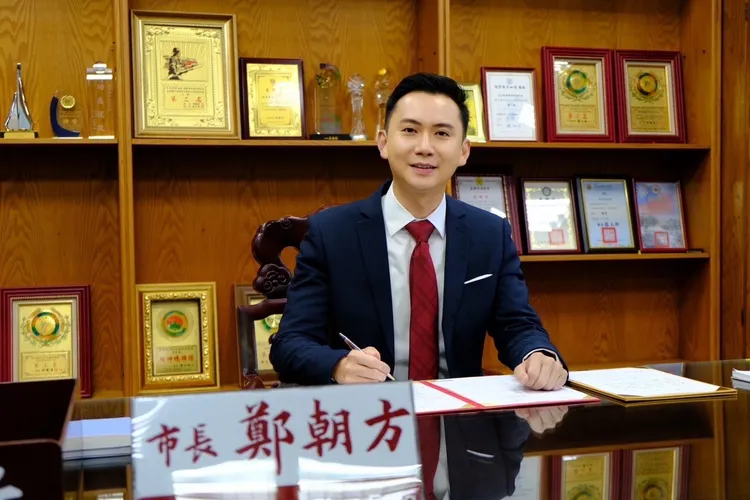 鄭朝方每天仍安排許多跨黨派地方組織拜會，也陸續向許多政治工作的前輩請益。鄭朝方團隊提供