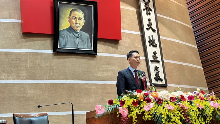 新任宜蘭縣議會議長張勝德從父親、前議長張建榮手中接過印信，是宜蘭縣議會父子交棒議長首例。林泊志攝