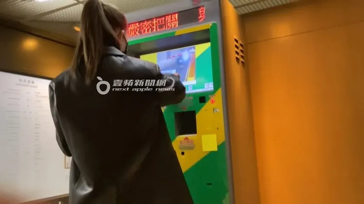 昆凌獨自繳停車費，似乎不太了解繳費方式，換了3張信用卡仍然未繳費成功。特勤中心攝