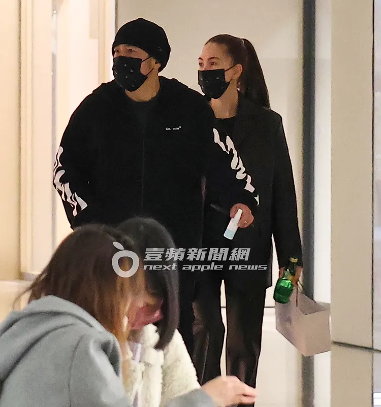 周杰倫（左）手拿酒精，昆凌則拿著戰利品及一瓶高級飲品。特勤中心攝