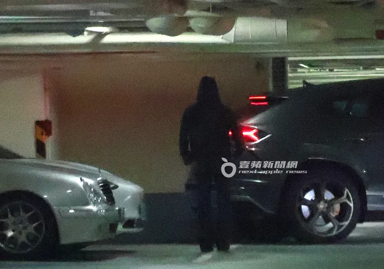 抵達晶華酒店停車場，昆凌率先下車幫忙周杰倫看車位。特勤中心攝