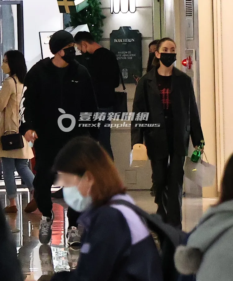 2個半小時後，周杰倫（左）與昆凌步出精品店。特勤中心攝