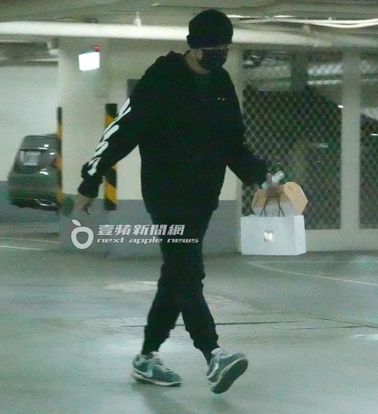 周杰倫提著戰利品準備上車。特勤中心攝