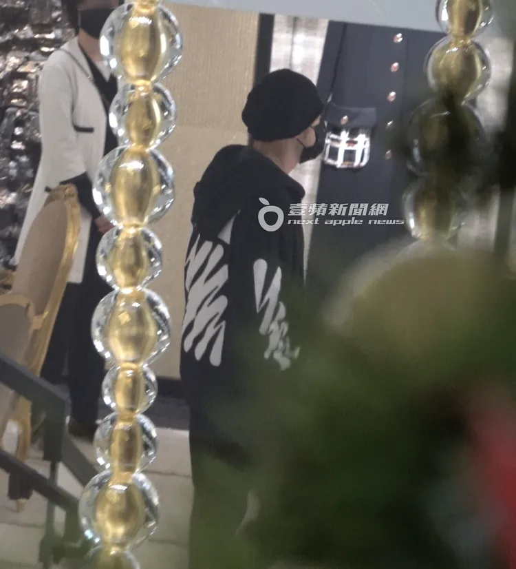 周杰倫在Chanel專櫃裡面晃晃，隨後走進VIP貴賓室。特勤中心攝