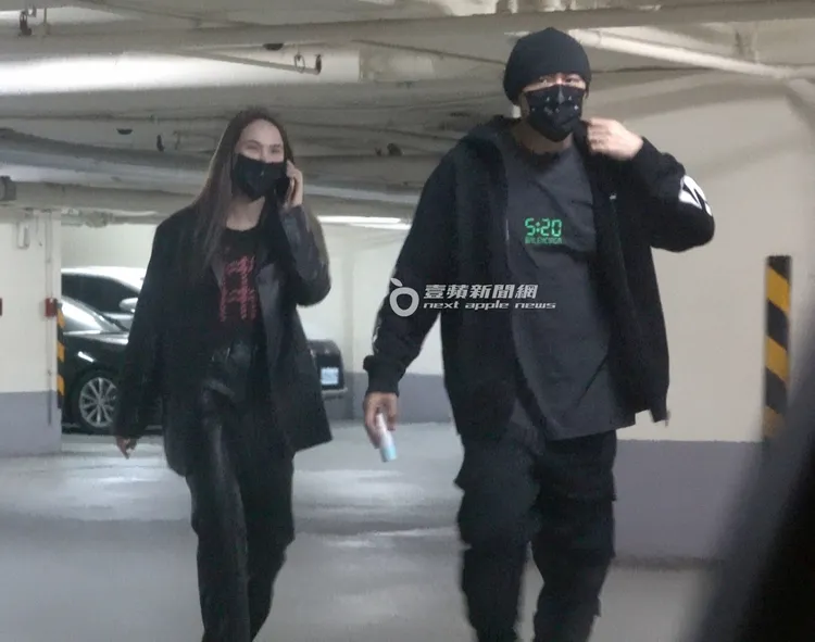 周杰倫（右）邊走邊整理衣服，昆凌在後頭開心講電話。特勤中心攝