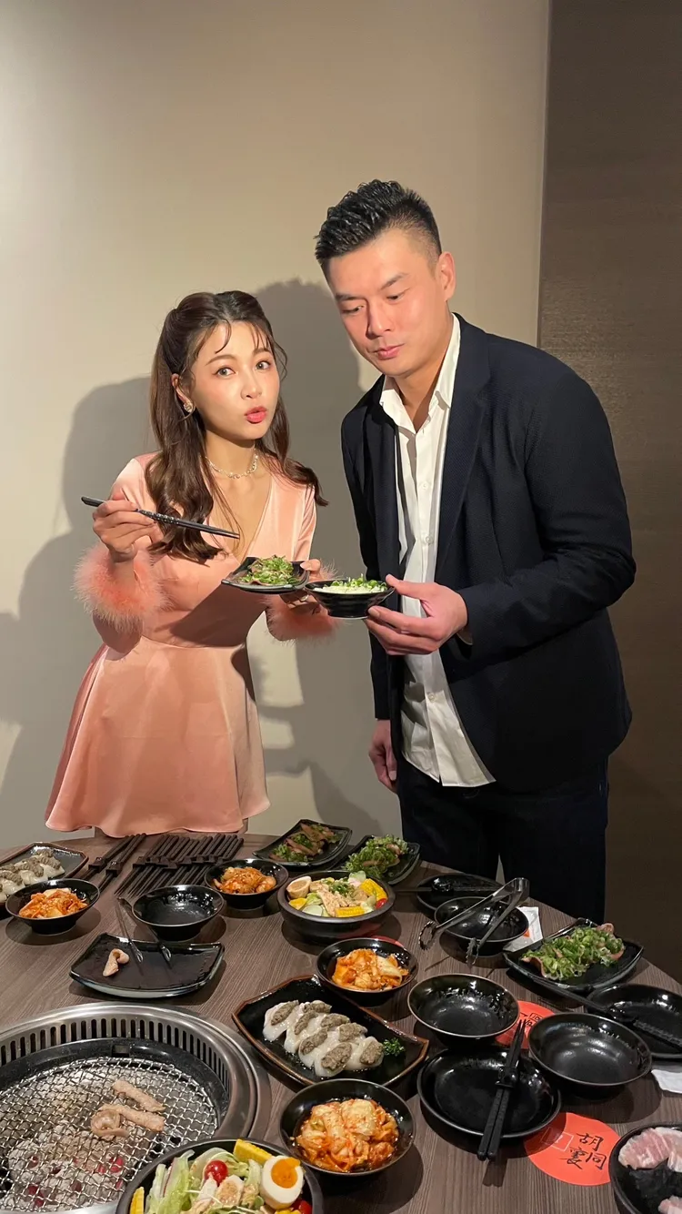 謝京穎（左）和燒肉店董事長吳念忠示範烤肉。胡同裏燒肉提供