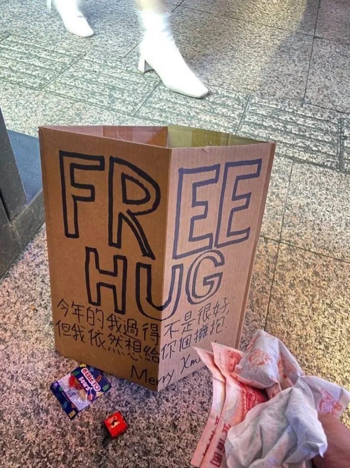 不少路人送他糖果、暖暖包，甚至還有錢，讓他感到非常溫暖。翻攝Dcard