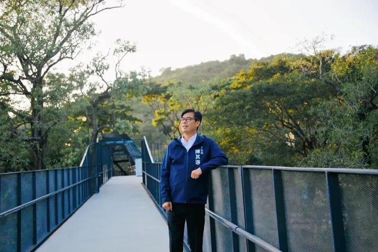 市長陳其邁示範如何拍出空橋美照。市府提供