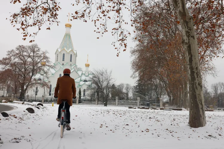 歐洲長年仰賴俄國天然氣過冬，如今因俄烏戰爭制裁行動導致採購成本大漲，民眾供暖帳單金額也暴增。美聯社