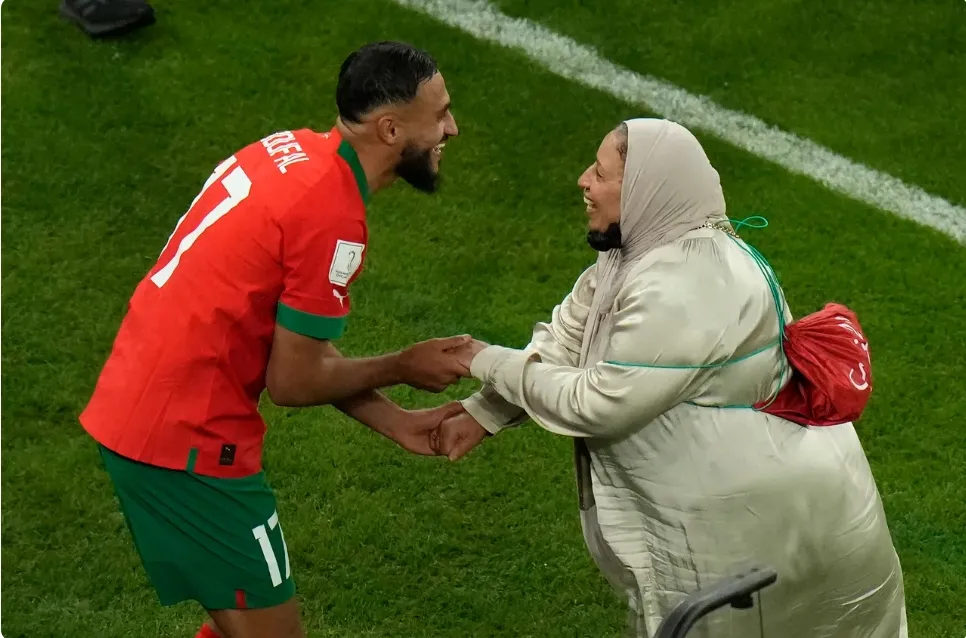 摩洛哥前鋒包法爾(Sofiane Boufal)在擊敗葡萄牙後,與母親合舞放閃。 美聯社